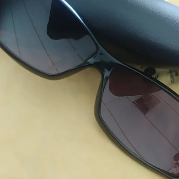 Guess Sunglasses w. readers +2.00 case cloth excellent - Picture 2 of 5